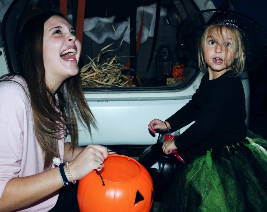 Photo Gallery: Trunk Or Treat