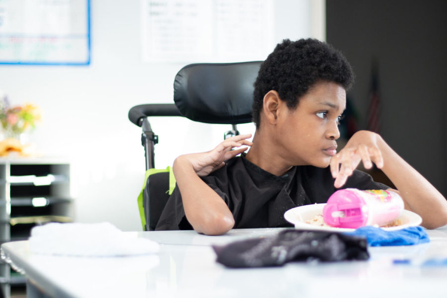 Junior Dorian Horton eats lunch at a new desk. SpEd teacher Marie Wheeler described how teachers had to be creative in making the space comfortable for students. “It was a struggle at first but it is definitely [an improvement],” Wheeler said.