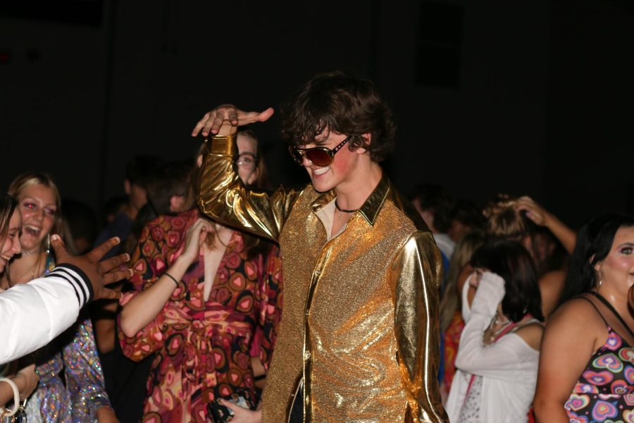 StuCo Ends Homecoming Week with Groovy Dance