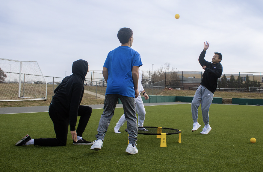 Co-founder sophomore Marvin Kapfer  prepares to return the ball during spikeball club.